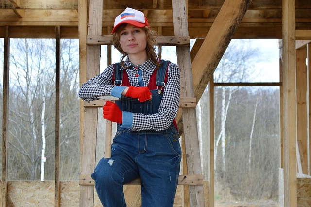 žena na stavbě